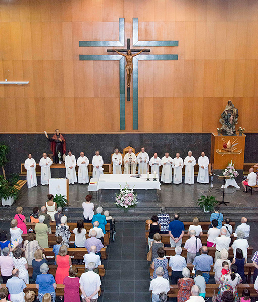 Eucaristía en el templo con toda la comunidad de agustinos.