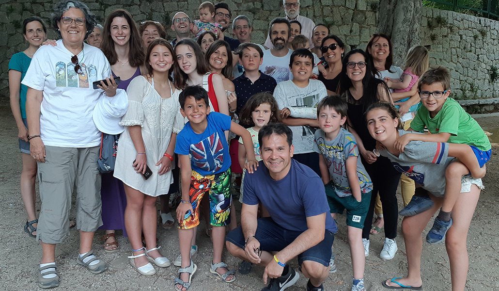 Niños y mayores de uno de los grupos de matrimonios.