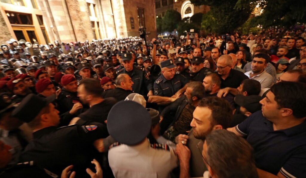 Manifestación en Ereván pidiendo la dimisión de Pashinyan en 2023, tras la rendición final ante Azerbaiyán. Foto: CNS / Reuters / Vahram Baghdasaryan.