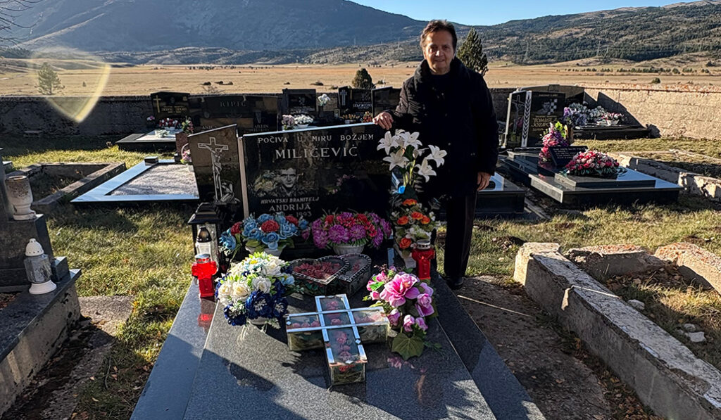 La madre de Pero en la tumba del padre.