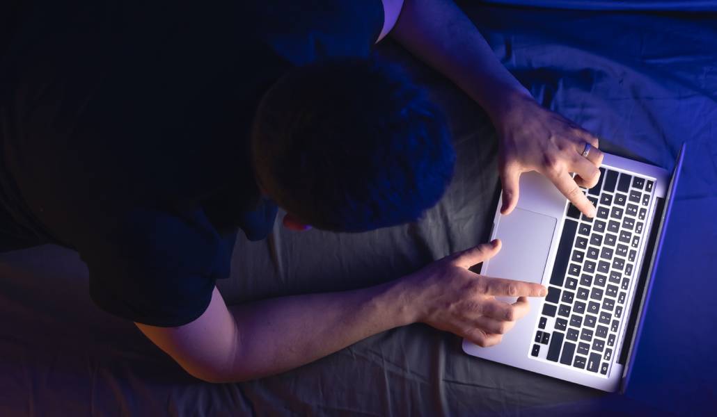 Dos tercios de la población en España entre 15 y 64 años ha consumido pornografía. Foto: Freepik.