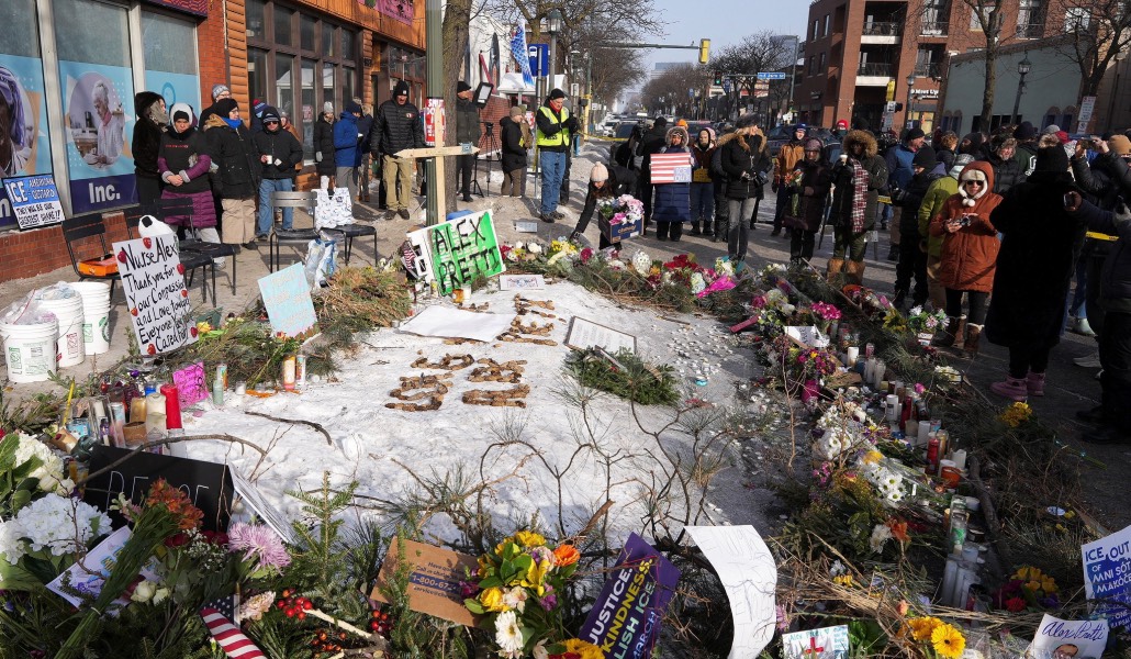 Memorial improvisado en el lugar donde murió Pretti en Mineápolis. Foto: CNS / Reuters / Tim Evans.