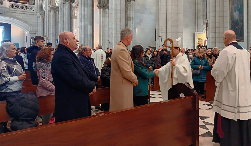 El arzobispo saluda a algunos de los fieles presentes. Foto: Archimadrid.