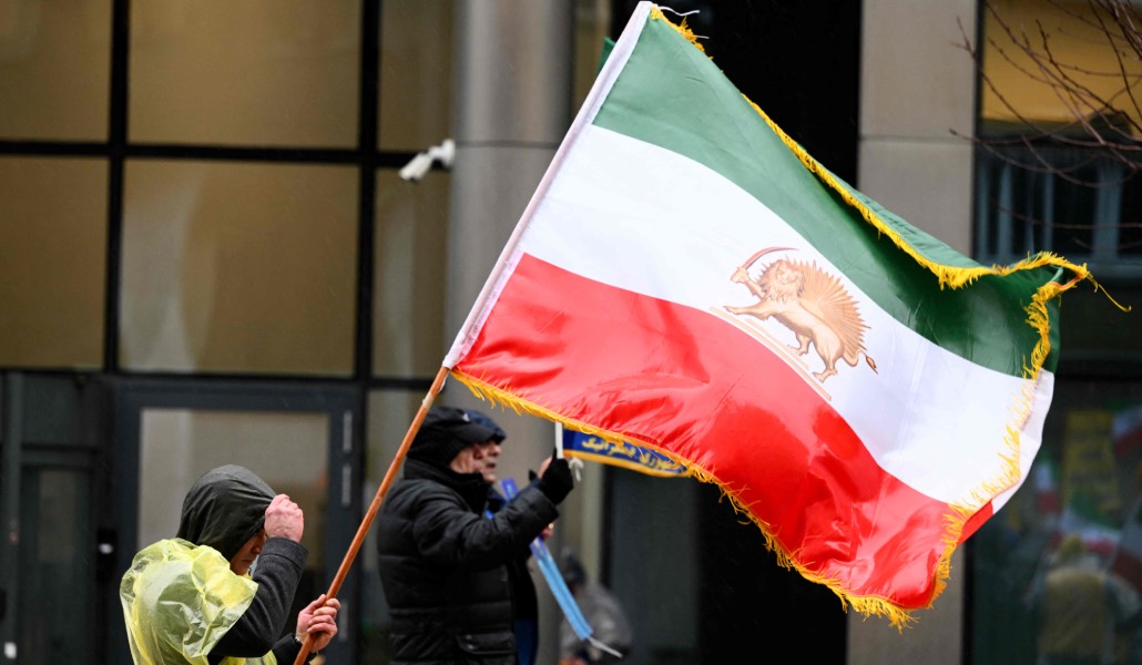 Concentración de apoyo a los manifestantes iraníes este viernes en Bruselas. Foto: AFP / Nicolas Tucat.