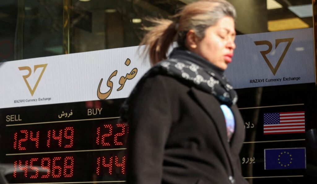 Cartel mostrando la devaluación de la moneda en Teherán, el 30 de diciembre. Foto: WANA / Majid Asgaripour.