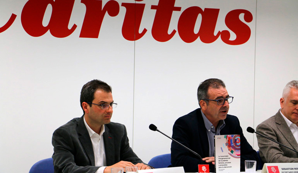 Raúl Flores, coordinador del informe FOESSA (2018), y Sebastián Mora, secretario general de Cáritas Española.