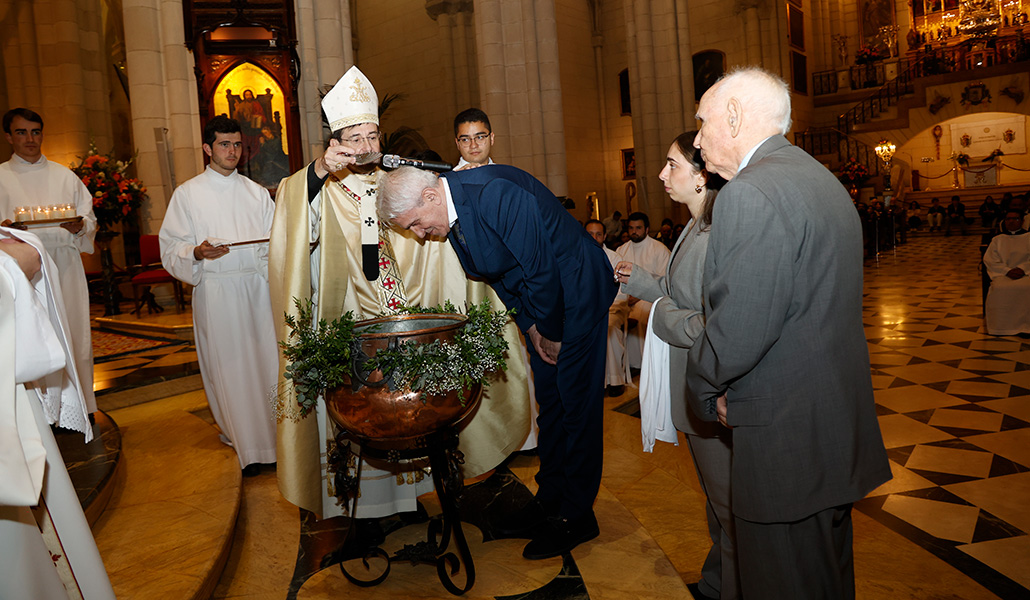 El cardenal Cobo bautiza a un adulto en la Vigilia Pascual del año pasado. Es la fecha preferida para ello.