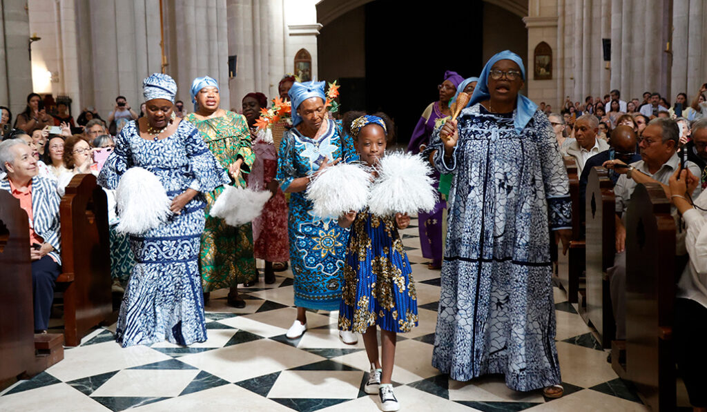 Migrantes en la catedral de la Almudena en el Jubileo que se celebró para ellos el pasado octubre.