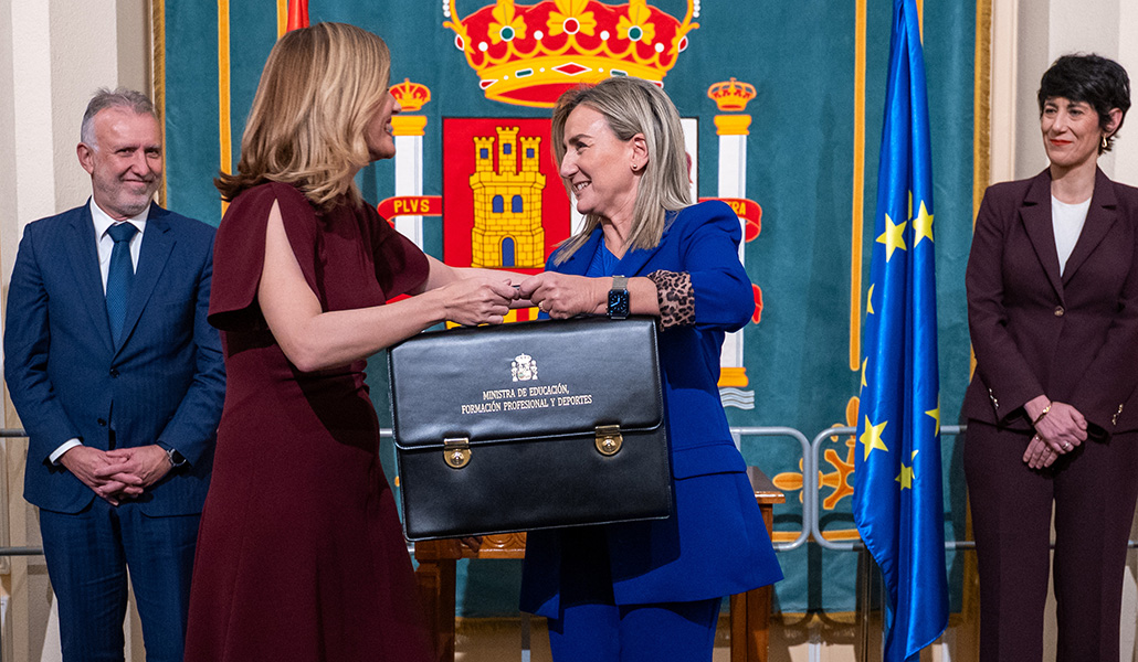 Milagros Tolón recibe de manos de Alegría la cartera como nueva ministra de Educación.