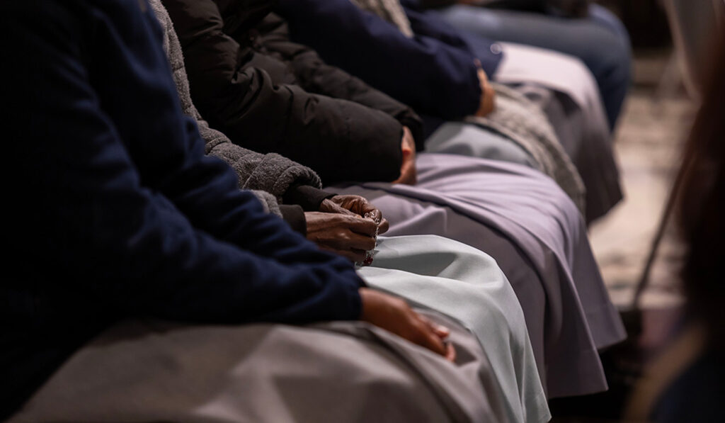 Religiosas rezan por la salud del Papa Francisco el pasado domingo en la basílica de San Pedro.