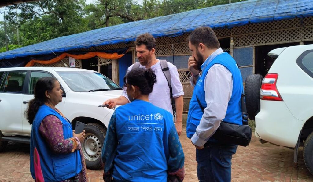 Aunión (centro) entrevista a mujeres rohinyá que son voluntarias con UNICEF. Foto cedida por Aunión. 