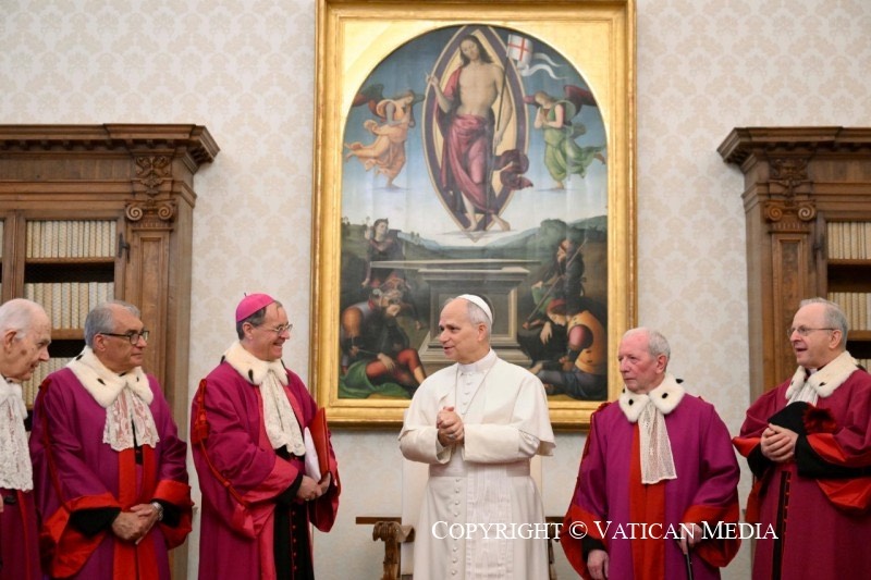 Un momento de saludo y conversación informal durante la audiencia. Foto: Vatican Media.
