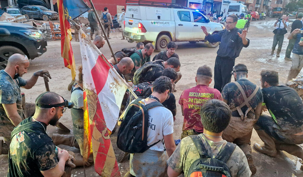Romero imparte la bendición a los voluntarios. Hace un mes organizó un acto para darles las gracias.