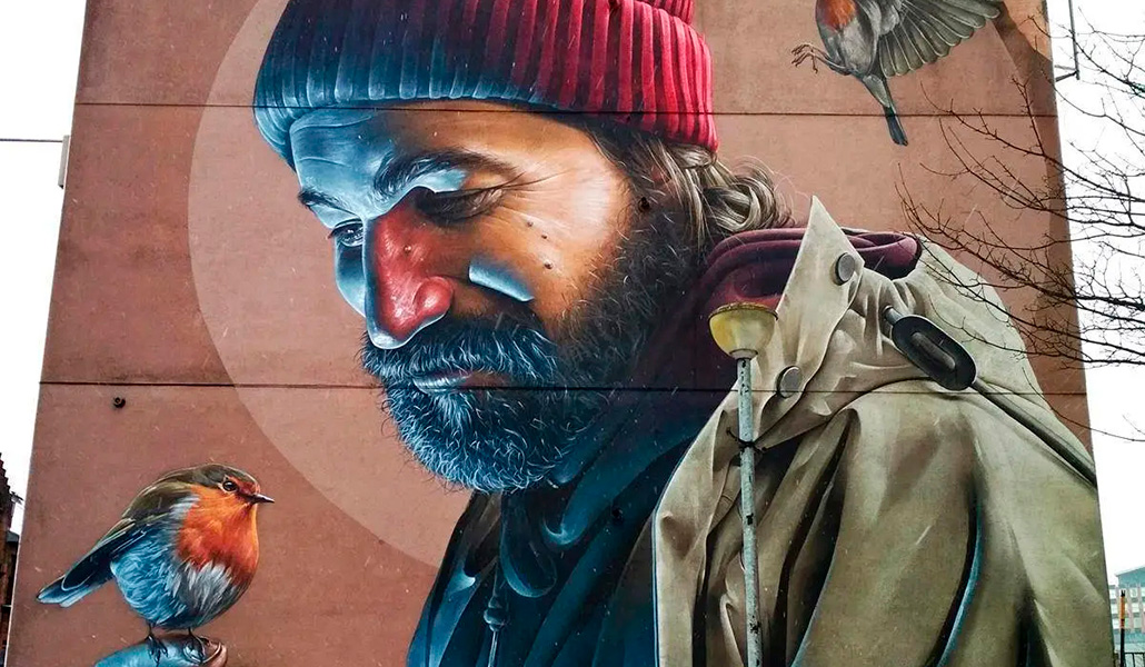 El artista callejero Smug pintó al santo en uno de los murales de Glasgow.