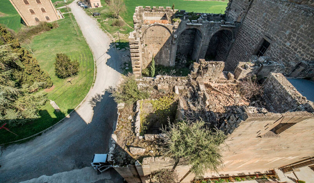 Muro renacentista colapsado.