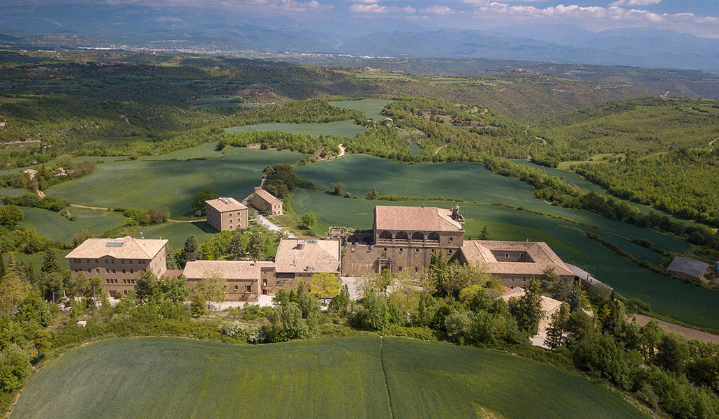 Aparte del santuario, en el centro, el conjunto cuenta con edificios recientes para alojar a peregrinos y está rodeado por tierras de cultivo.