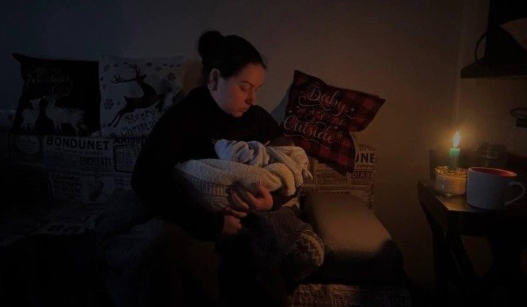 Una madre intenta proteger a su bebé del frío. Foto: Vatican Media.