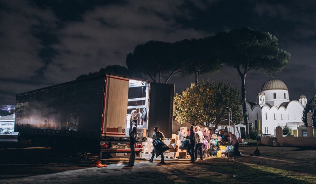Momento de cargar un camión fuera de Santa Sofía, en Roma. Foto: Iglesia de Santa Sofía. 