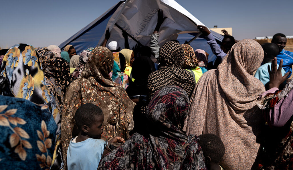 Tensa espera durante el reparto de alimentos.