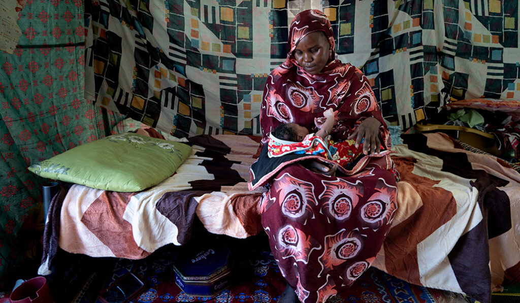 Una mujer viuda con su recién nacido.