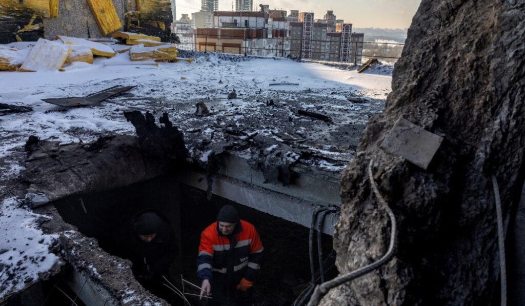 Un vecino de Kiev muestra dónde cayó el misil ruso que el 10 de enero dejó su edificio sin calefacción, luz ni agua. Foto: Reuters / Thomas Peter.