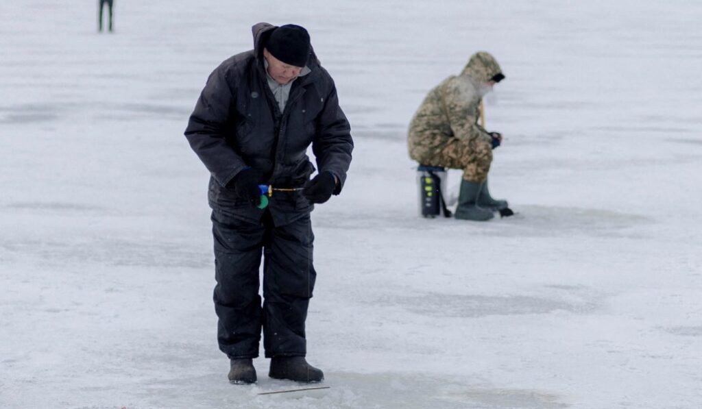 Pesca en el hielo en Kiev. Foto: Reuters / Thomas Peter.