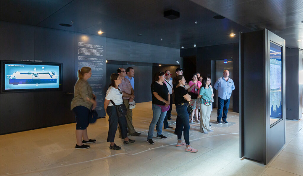 Saxum Visitor Center tiene diez pantallas inmersivas para «ver la historia desde el Génesis hasta Jesús».
