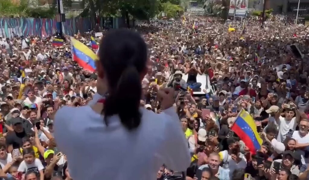 La líder opositora en una manifestación contra los supuestos resultados oficiales de las elecciones en julio de 2024. Foto: Dustfree World.