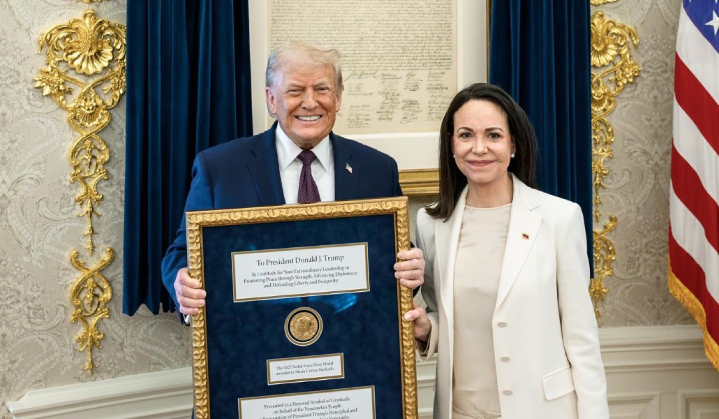 Trump y Machado posan juntos con la medalla del Nobel. Foto. EFE/ Rastreo de redes.