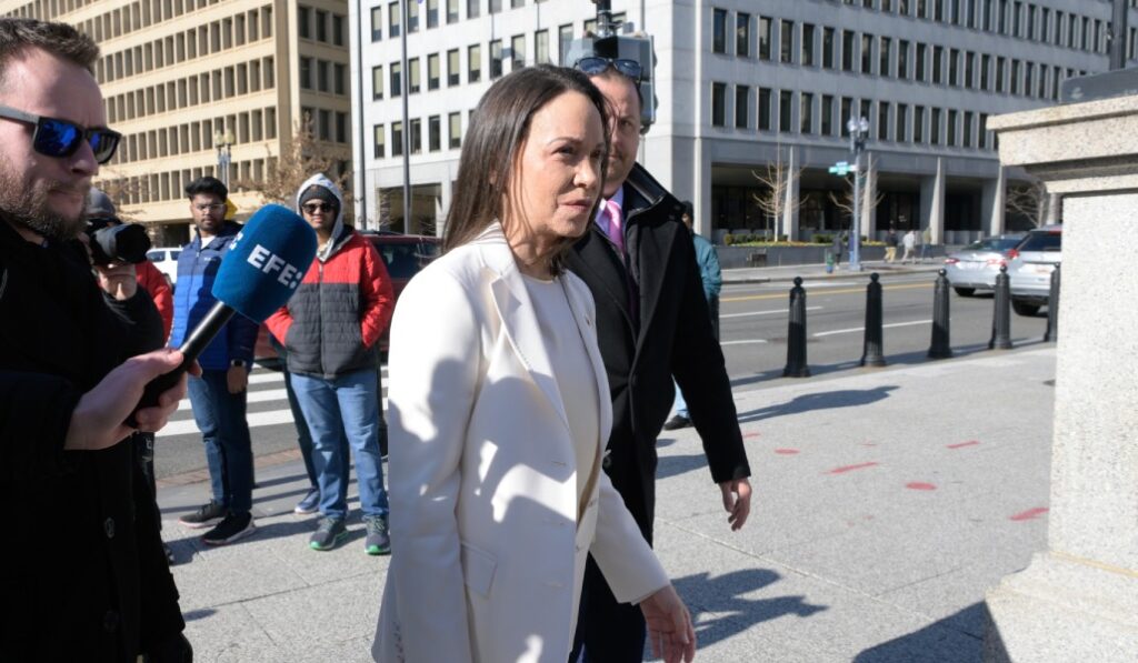 La líder opositora venezolana se dirige a pie a la entrada del recinto de la Casa Blanca. Foto: EFE / Lenin Nolly.
