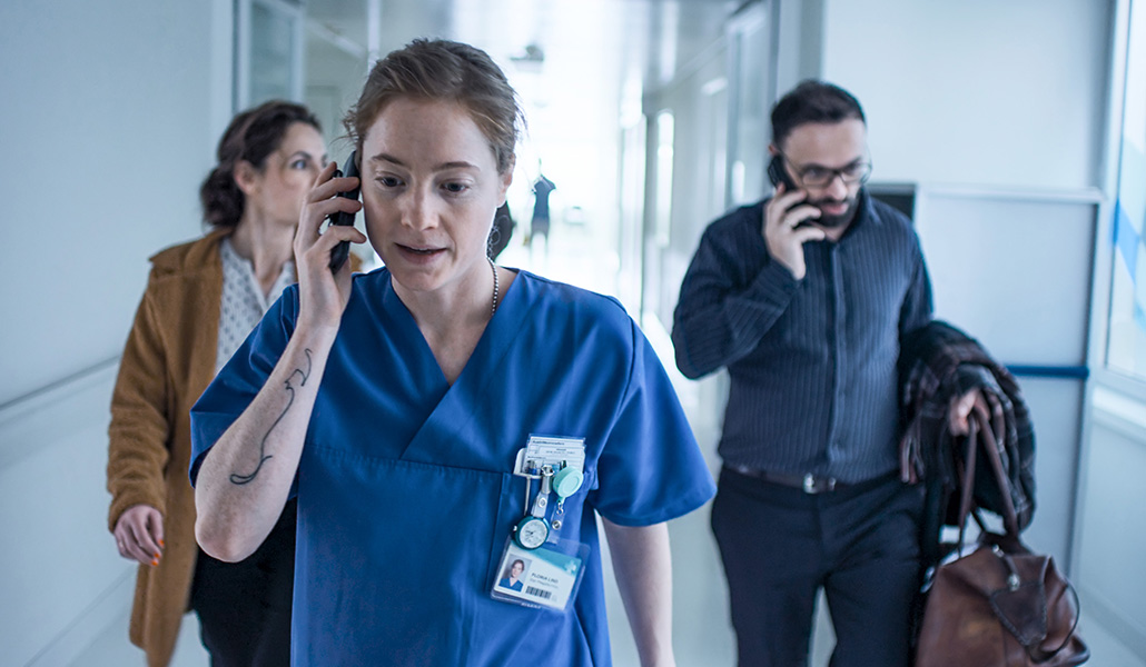 Leonie Benesch es Floria, enfermera del turno de noche sometida a una presión creciente.