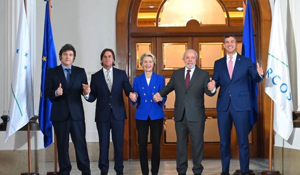 Javier Milei, Luis Alberto Lacalle Pou, Ursula von der Leyen, Luiz Inácio Lula da Silva y Santiago Peña en Montevideo tras llegar al acuerdo. Foto: Comisión Europea.
