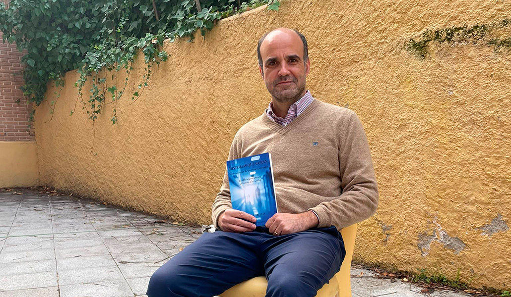 El autor posa con el libro, editado por Almuzara Universidad.