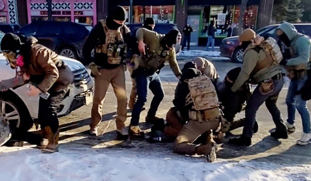Fotograma de un vídeo donde se ve a los agentes quitar a Pretti la pistola antes de dispararle en Mineápolis. Foto: CNS / Reuters.