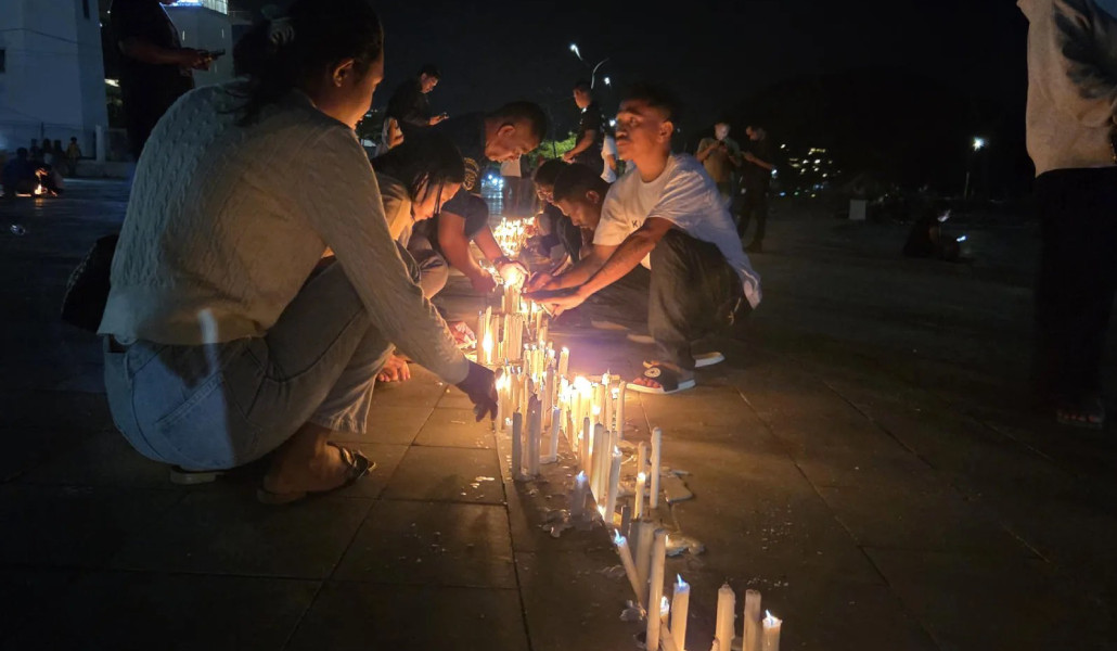 Un momento de la vigilia en la que participaron católicos y musulmanes. Foto: EFE.