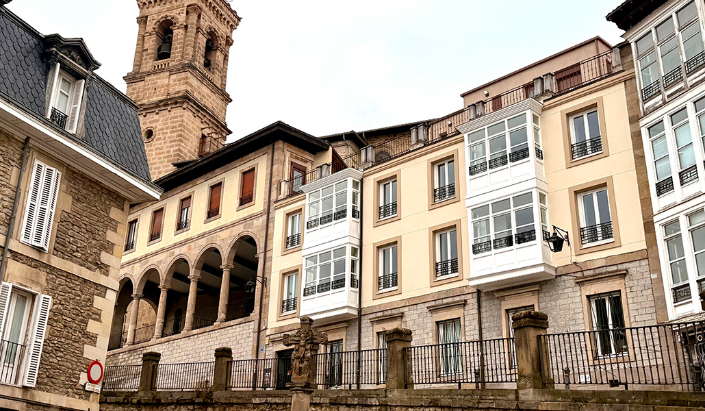 La iglesia de San Vicente tenía siete antiguas casas curales que se han adaptado para familias vulnerables.