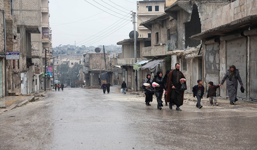 Una familia en el barrio de Sheikh Maqsoud este lunes.