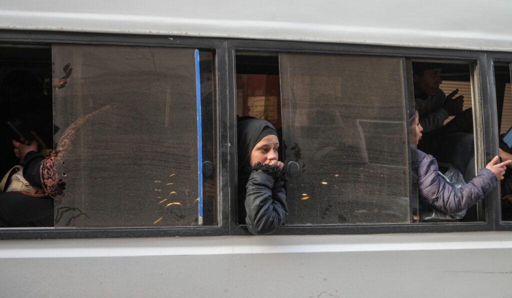 Personas huyen de Alepo el 7 de enero. Foto: EFE / EPA / Ahmad Fallaha.