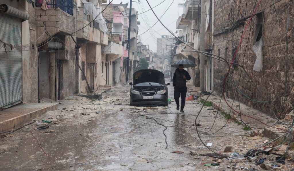 Un vecino en el barrio de Sheikh Maqsoud. Foto: Reuters / Mahmoud Hassano.