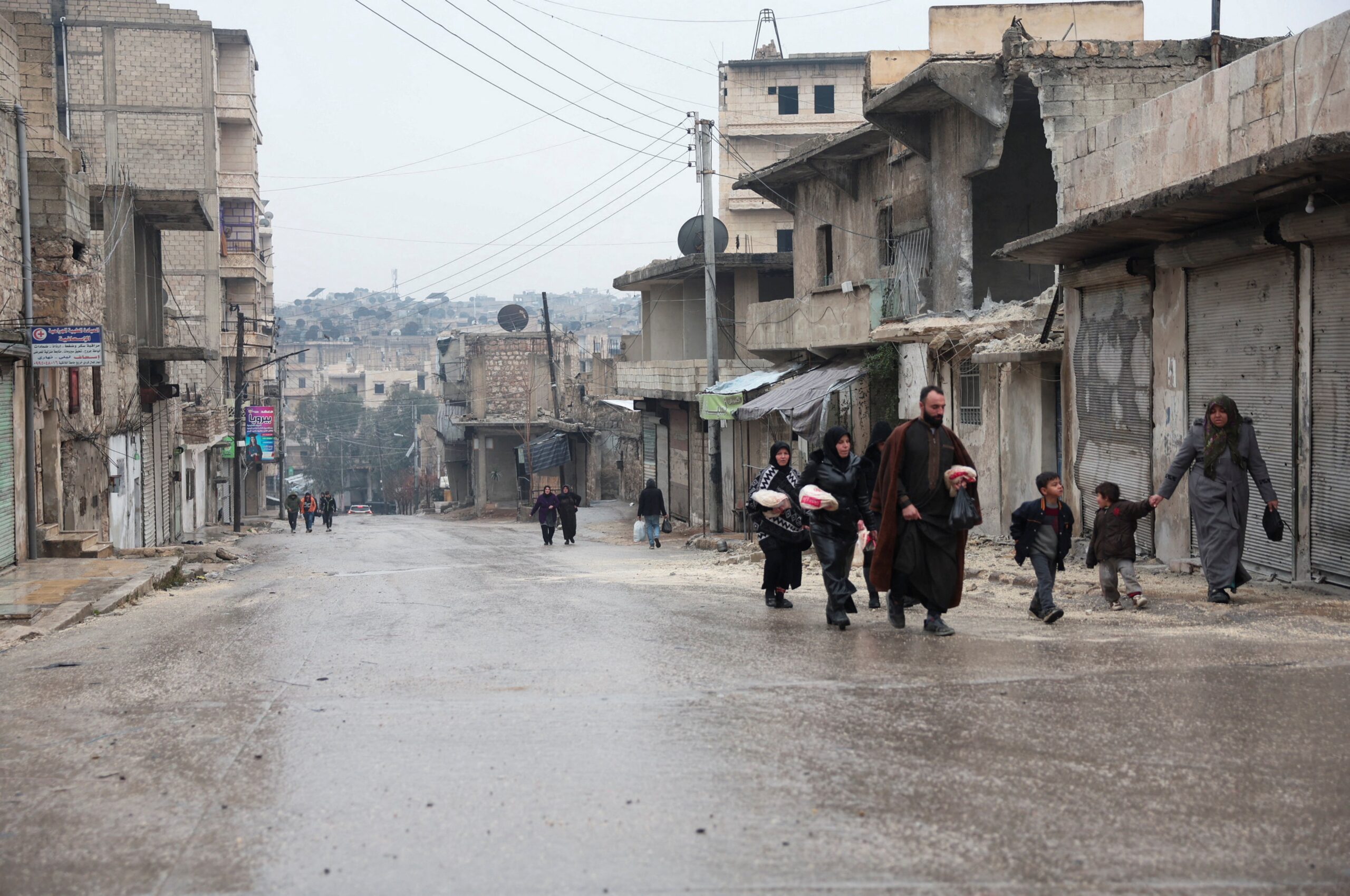 Una familia en el barrio de Sheikh Maqsoud este lunes. Foto: Reuters / Mahmoud Hassano.