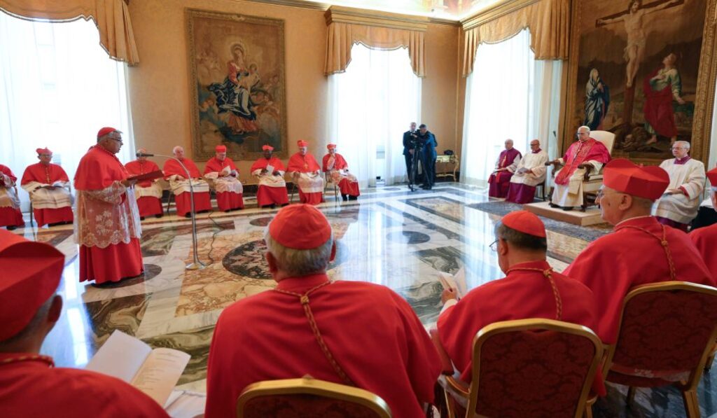 Marcello Semararo, a la izquierda, en el consistorio del 13 de junio.