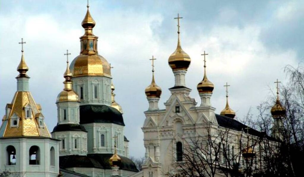 La catedral de la Intercesión y la iglesia de Ozerianska de Járkov.