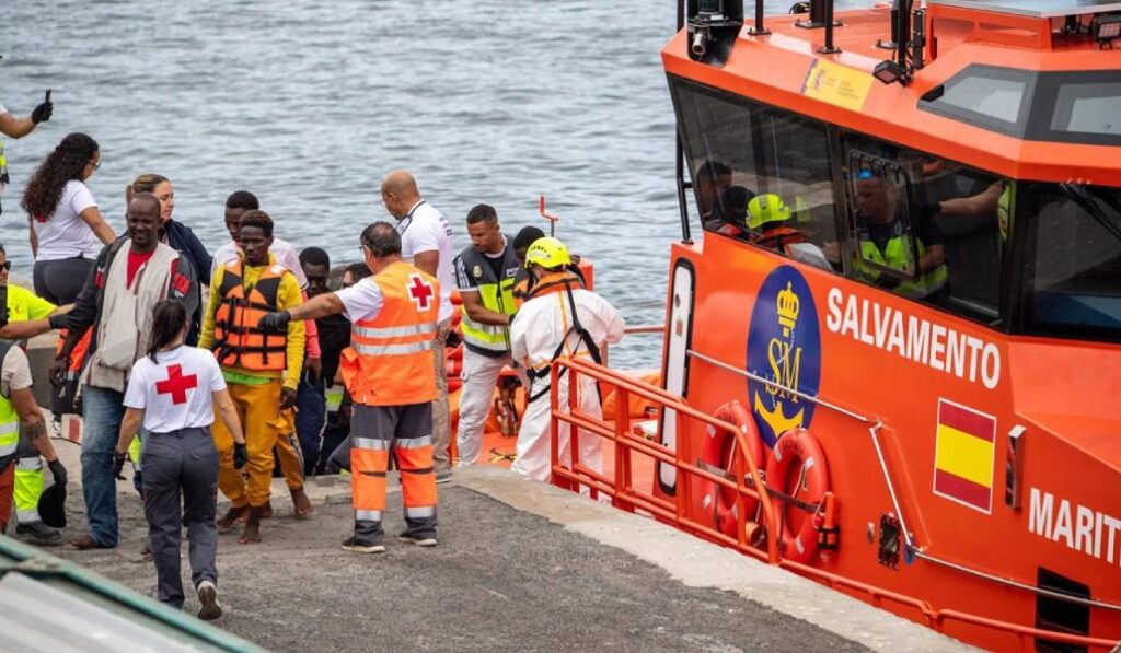 Migrantes llegando al muelle de la Restinga, en Canarias.