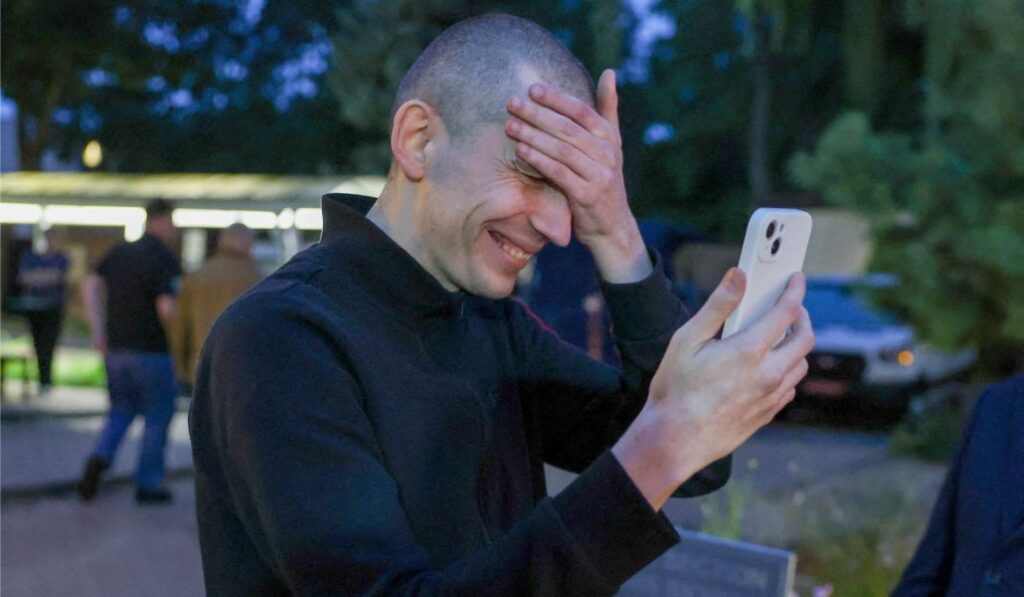 Ihar Losik es un periodista bielorruso encarcelado por, presuntamente, incitar al odio y organizar revueltas. En la foto se encuentra en la Embajada de EE. UU. en Vilnius tras ser liberado a finales de 2025.