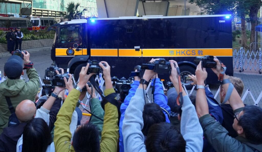 Un furgón lleva a Jimmy Lai, un católico y reputado periodista chino, a la cárcel. Se le acusaba de conspiración y publicar artículos sediciosos.