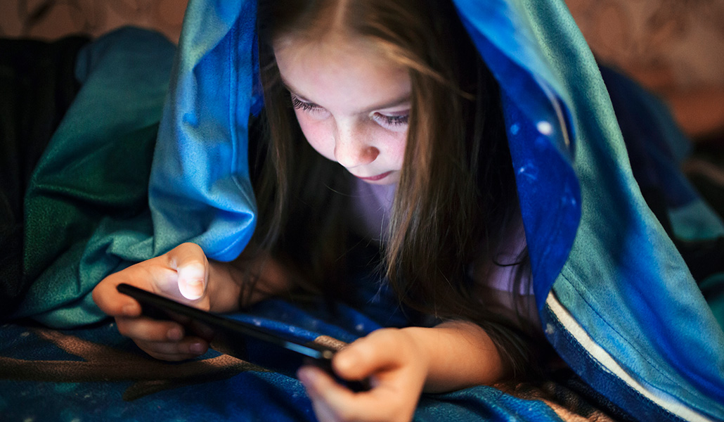 Francia y Australia lideran la batalla en el mundo contra el abuso de pantallas en menores.