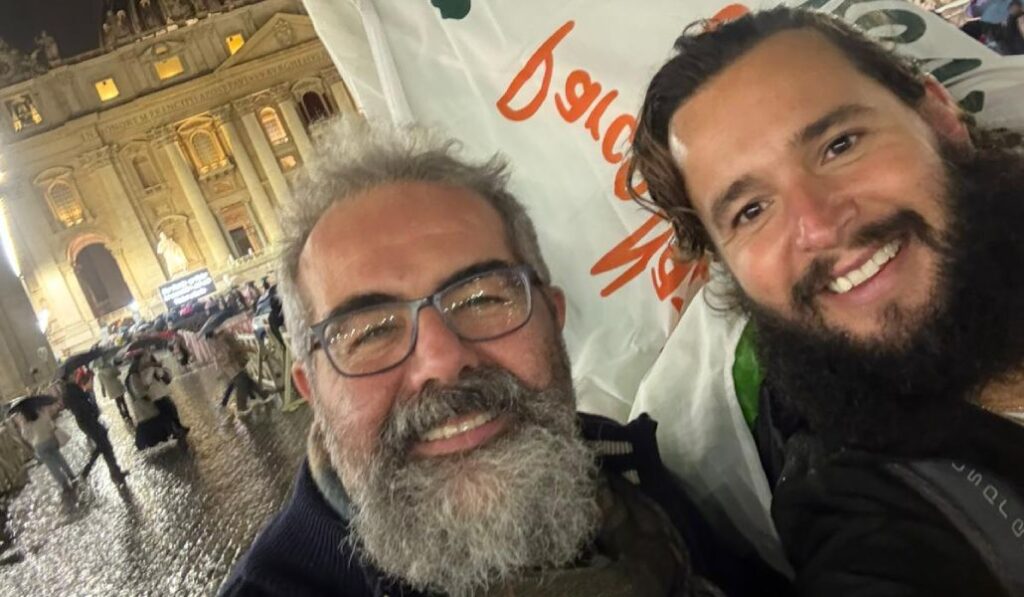 Agnello Stoia, párroco de la basílica de San Pedro, junto a Adrián Ruiz.