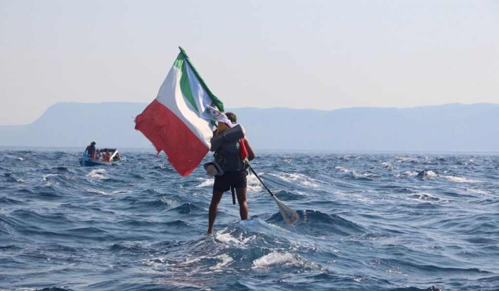 Adrián Ruiz hizo remo sobre una tabla de surf para cruzar el estrecho de Messina.