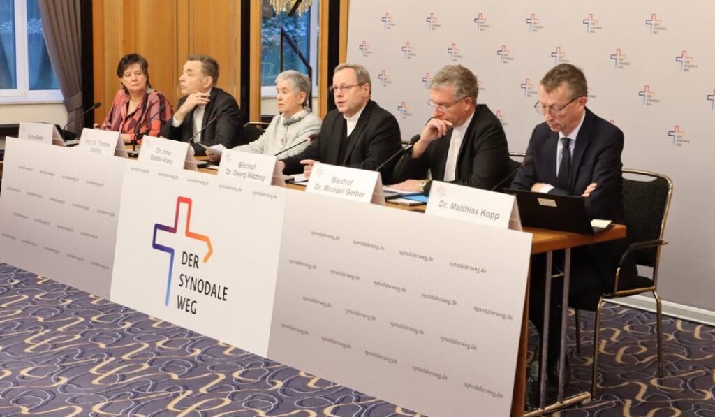 Bätzing (centro) en la mesa presidencial de la clausura de la Asamblea Sinodal. Foto: DBK.