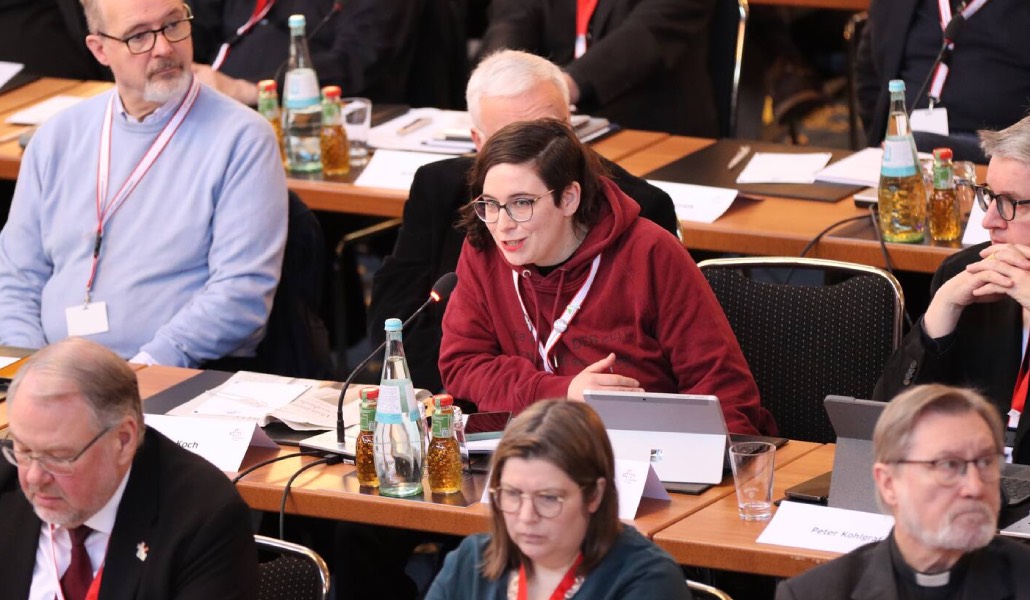 Momento dedicado a las intervenciones de los participantes en la Asamblea Sinodal. Foto: DBK.